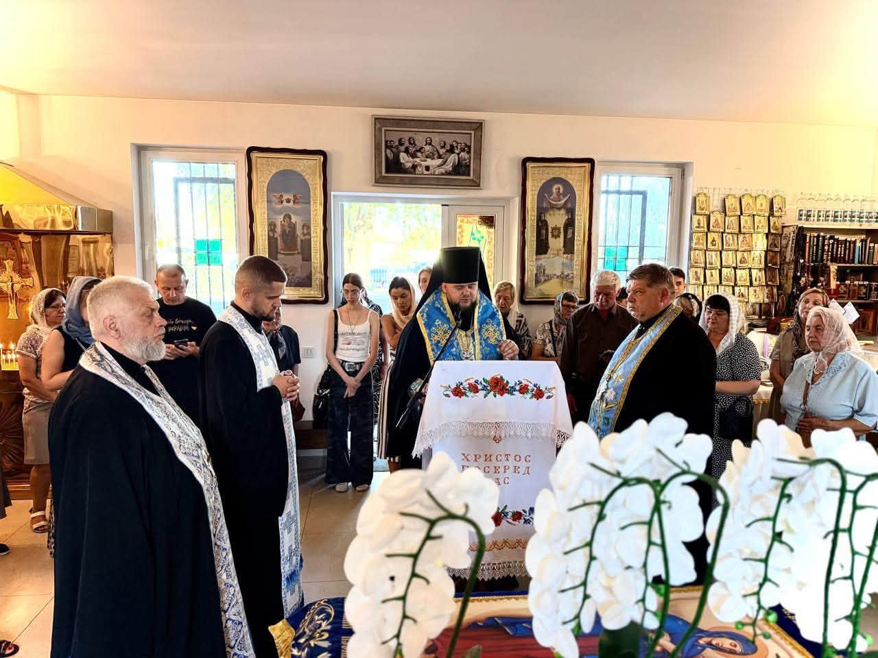 Архієрей звершив вечірнє Богослужіння з читанням акафісту у переддень свята Успіння Пресвятої Богородиці 