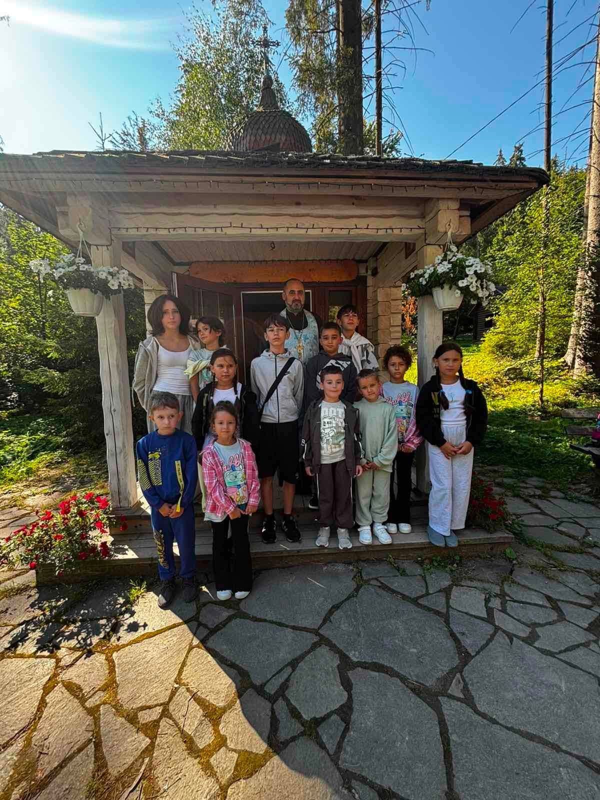 Настоятель Свято-Михайлівського храму ПЦУ організував для дітей пізнавальну подорож Закарпаттям