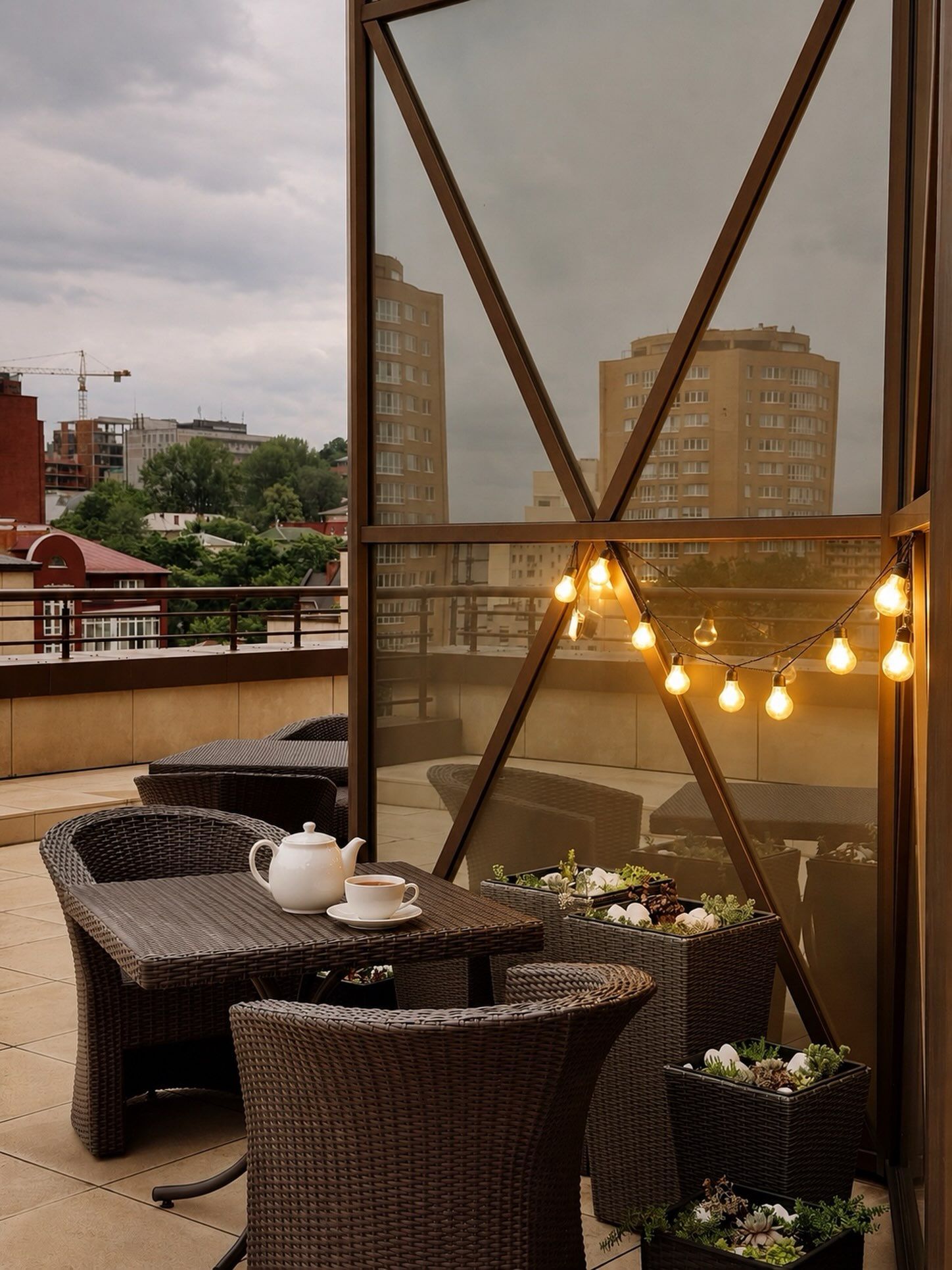 Тераса на 8 поверсі Menorah Hotel — відпочинок із краєвидом на Дніпро
