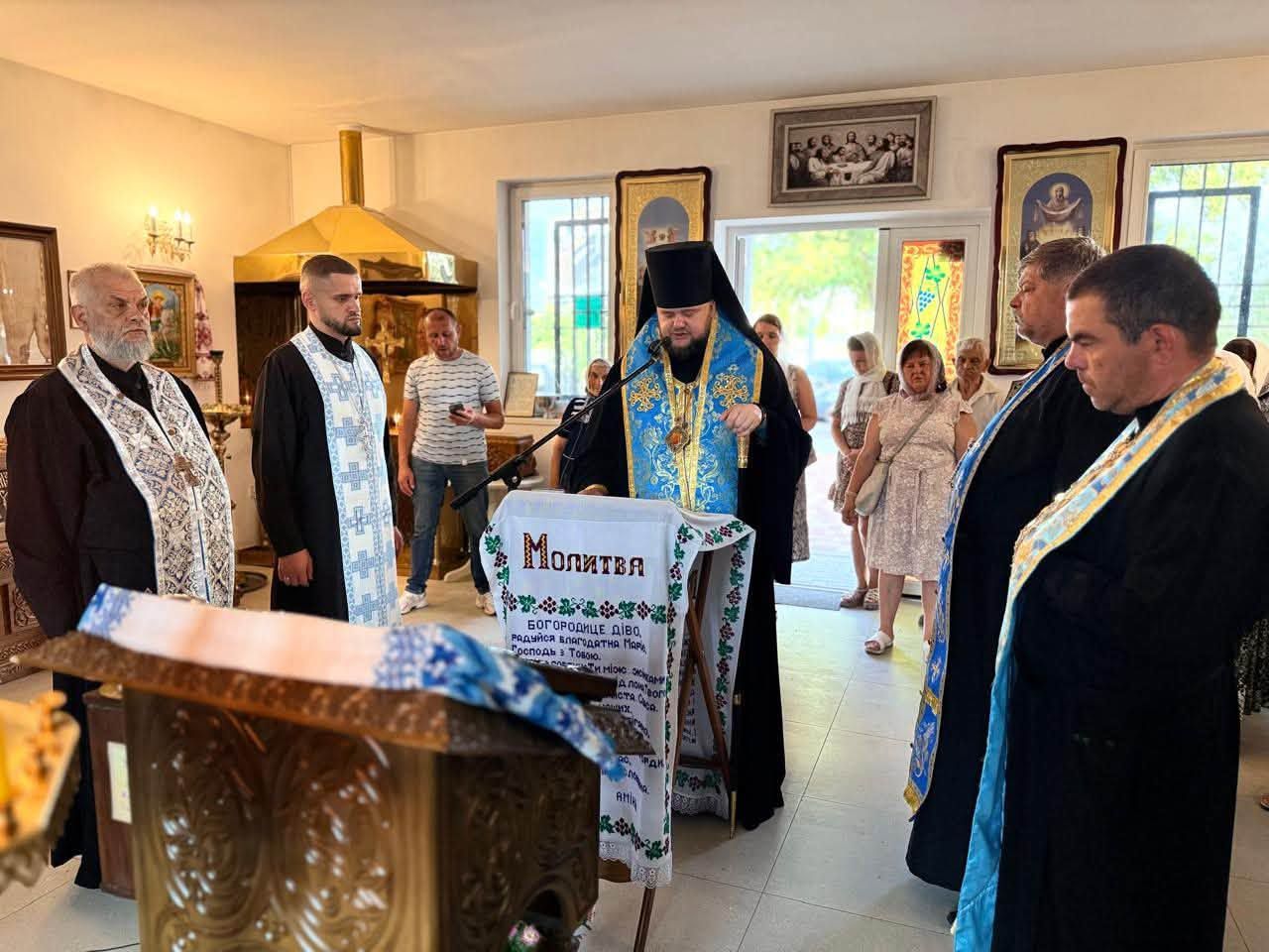 Єпископ Варсонофій очолив вечірнє Богослужіння з читанням акафісту перед іконою Богородиці 