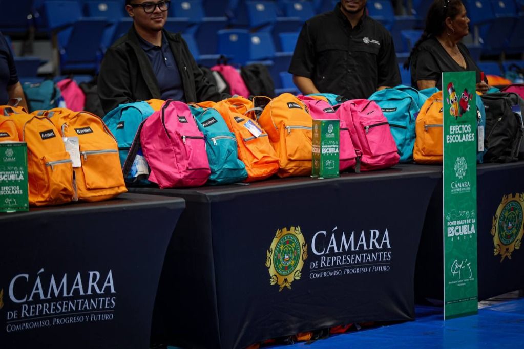 Entregan 1,200 mochilas con efectos escolares a niños durante masiva feria ‘Back-to-School’ celebrada en Fajardo