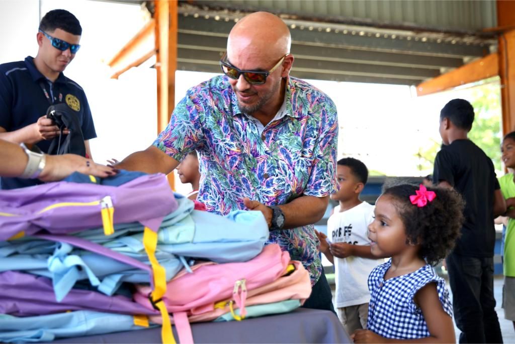 Alcalde de Fajardo impacta a cientos de estudiantes con entrega de mochilas y materiales escolares