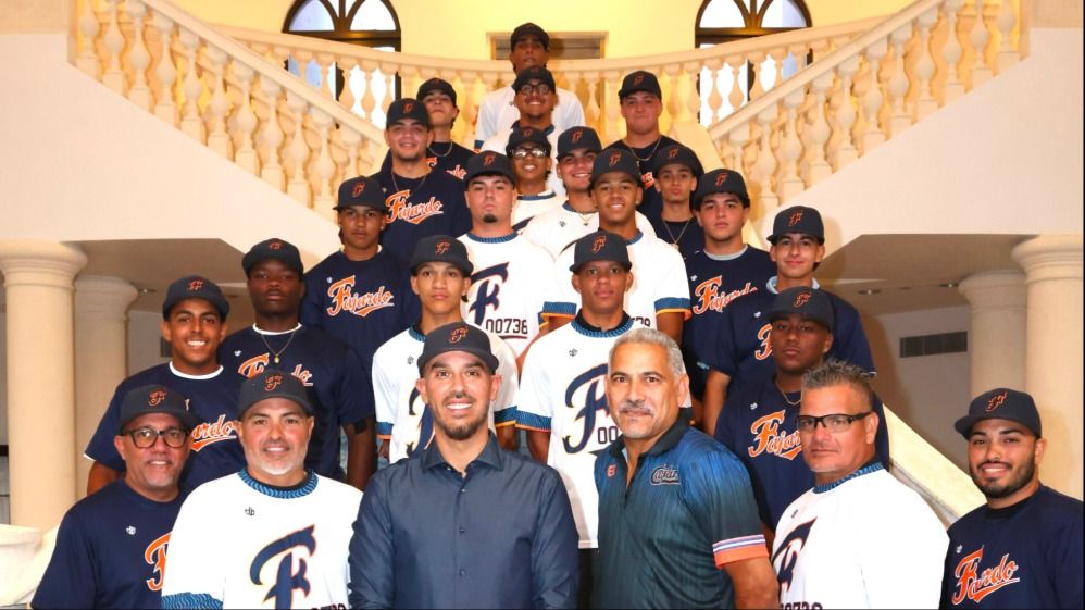 Alcalde de Fajardo reafirma su compromiso con la juventud y entrega uniformes a los Cariduros AA Juvenil
