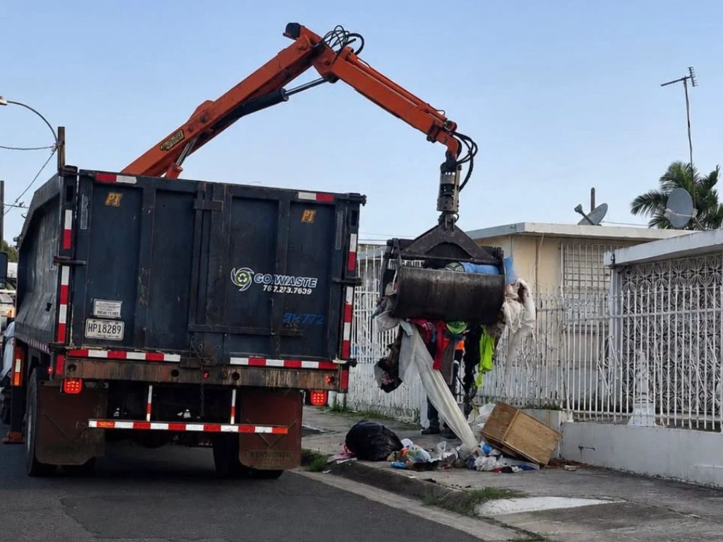 Fajardo estrena nuevo modelo para recoger escombros