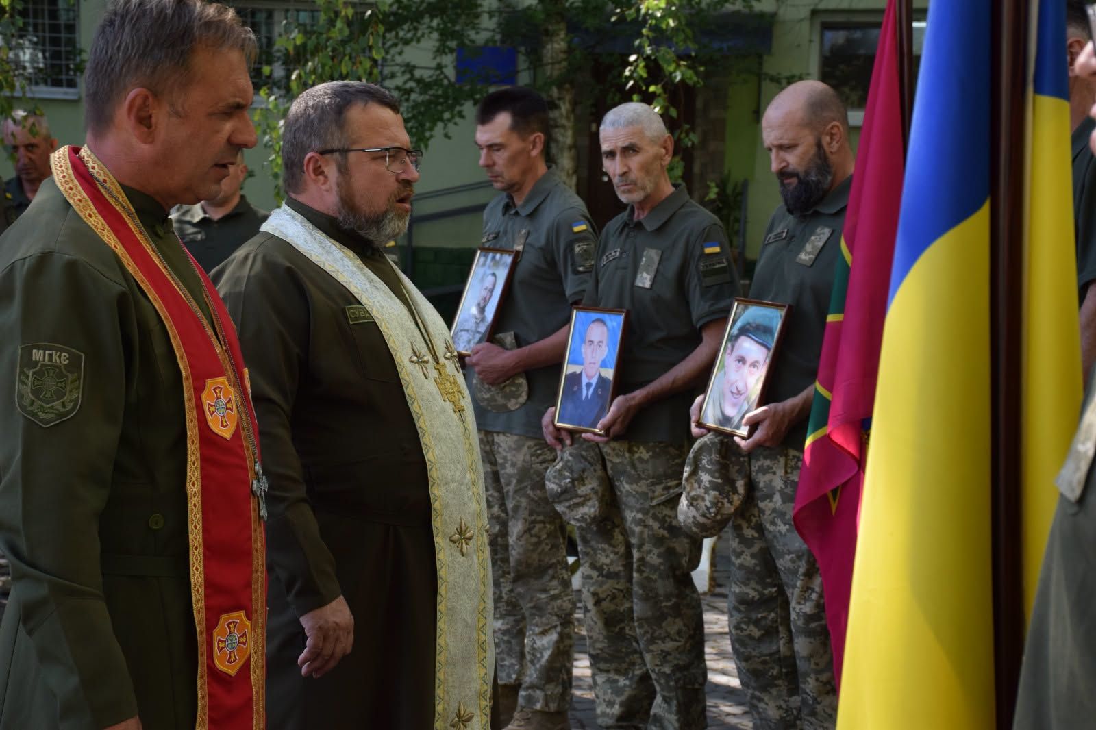 Родинам трьох полеглих прикордонників вручили посмертні нагороди. Молився протоієрей-капелан Віктор Худяк