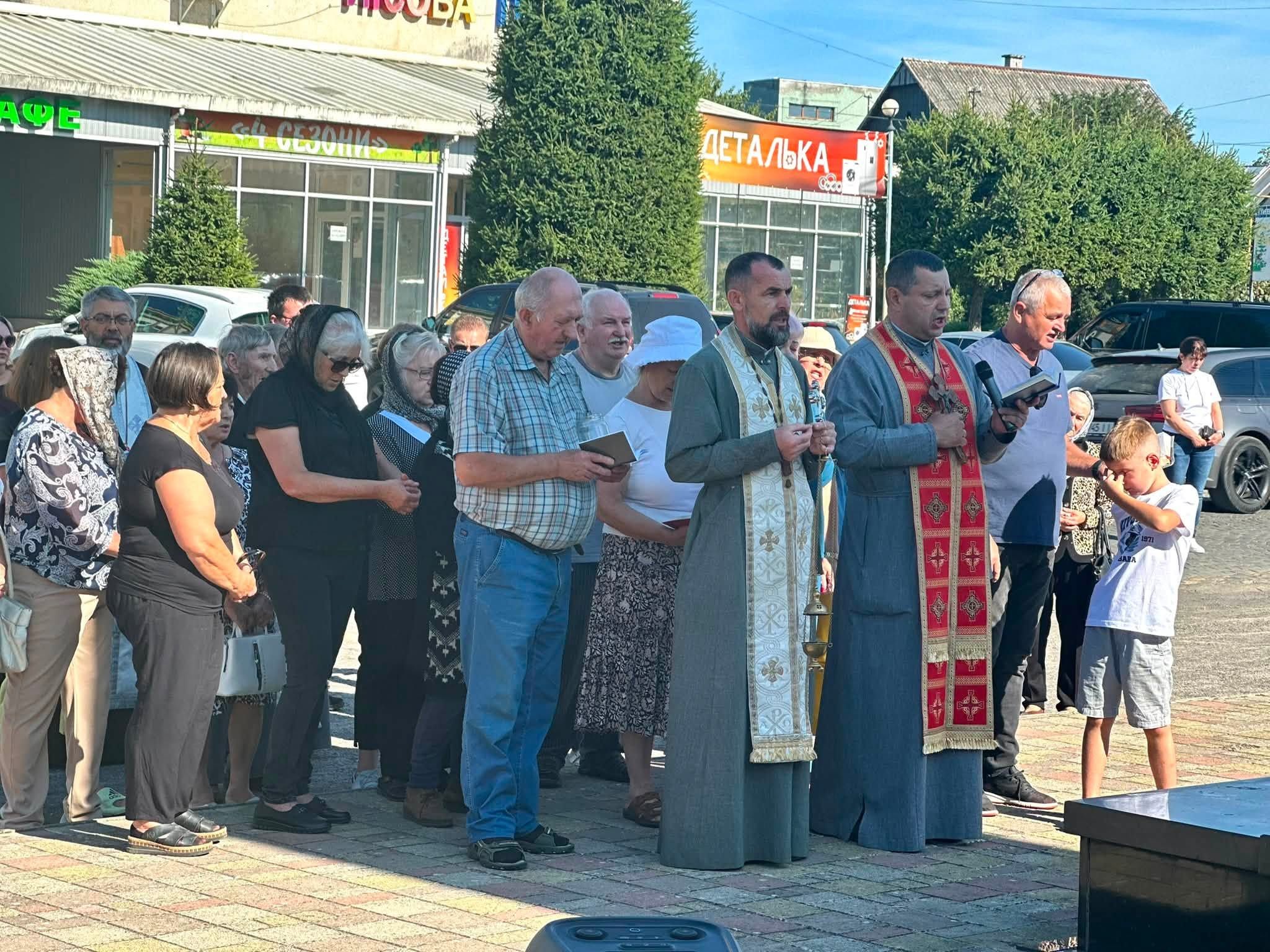 У Буштині на Алеї Слави вшанували пам’ять Захисників України, які віддали своє життя за свободу України