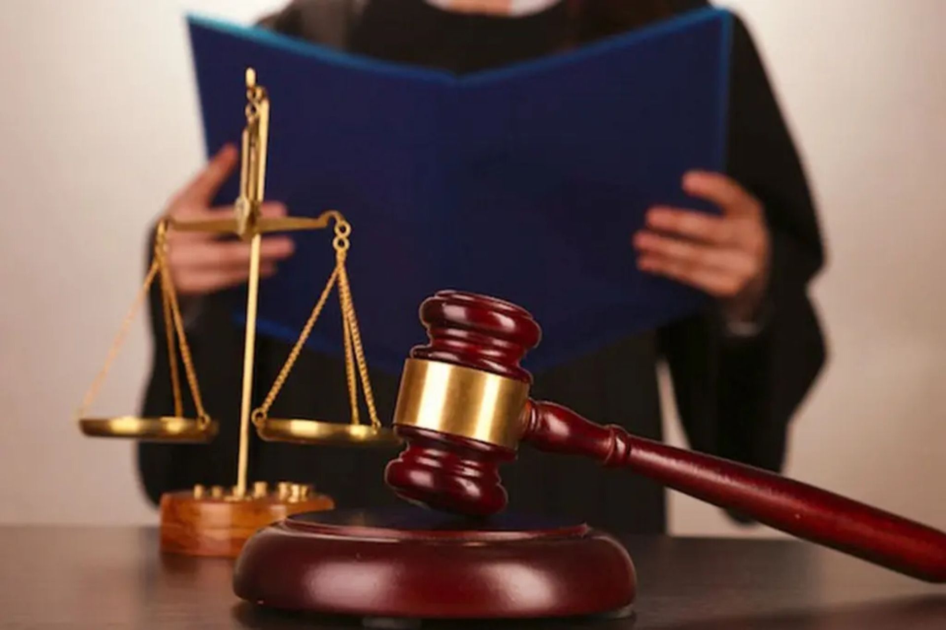 Черкаський окружний адмінсуд скасував відмову Міноборони у виплаті 15 млн грн дружині загиблого військового та зазначив, що  твердження відповідача про те, що загиблий з дружиною мають  різні прізвища, а тому його дружина не має права на отримання одноразо