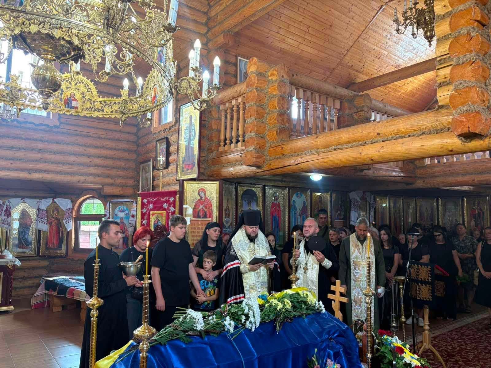 В Перечині попрощалися з полеглим Героєм України. Чин похорону звершив єпископ Варсонофій