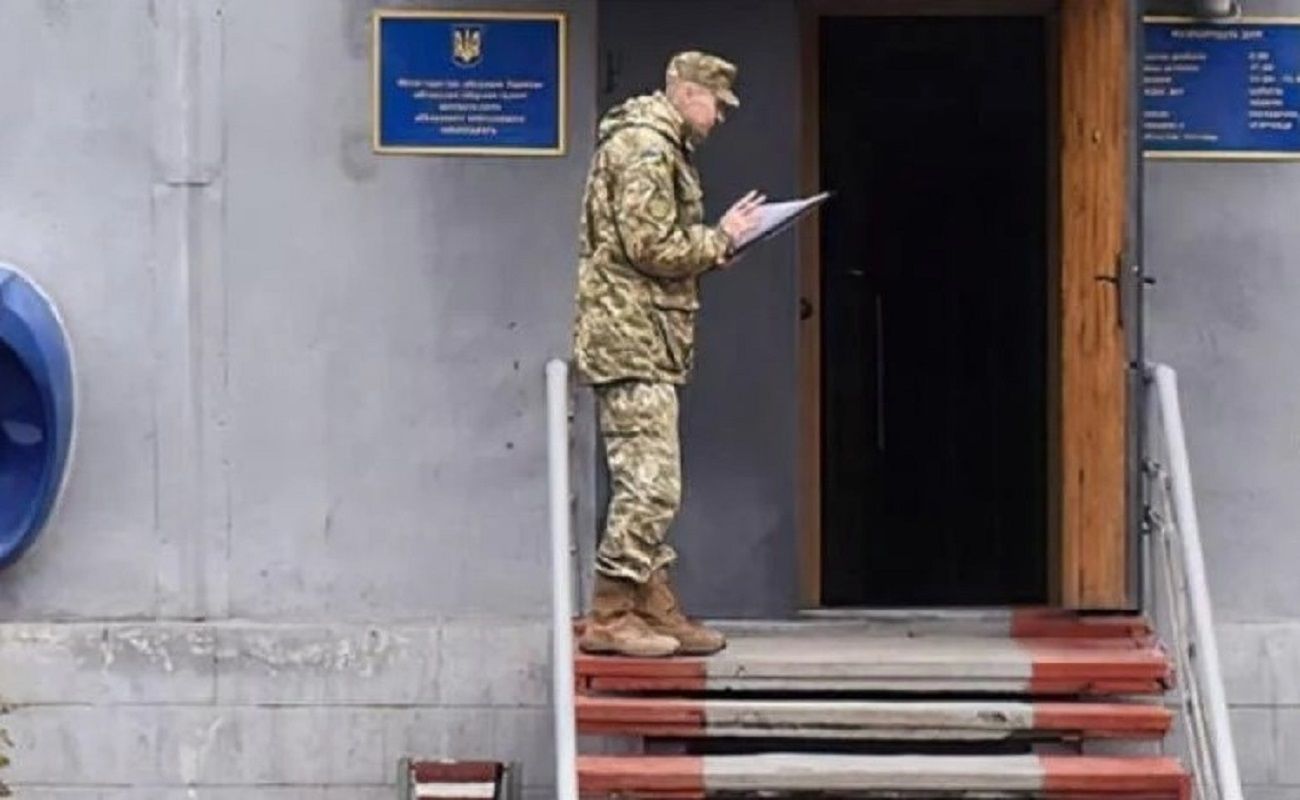 Одеський окружний адміністративний суд (27 серпня 2026 року) зазначив, що законом передбачено два способи вручення повістки: або особисто під підпис про отримання повістки та відеозапис вручення повістки або ознайомлення з її змістом або надсилання повістк