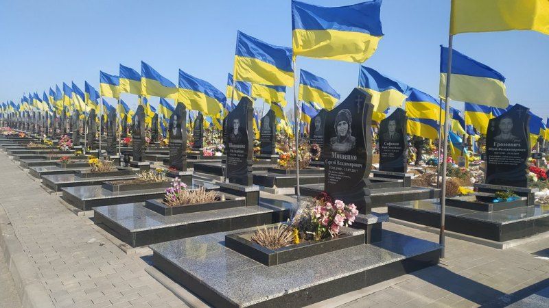 Хмельницький окружний адміністративний суд  (1.09.26) постановив Зобов`язати ТЦК та СП надіслати до Департаменту соціального забезпечення Міністерства оборони України (через Управління соціальної підтримки) подані батьком загиблого військового документи що