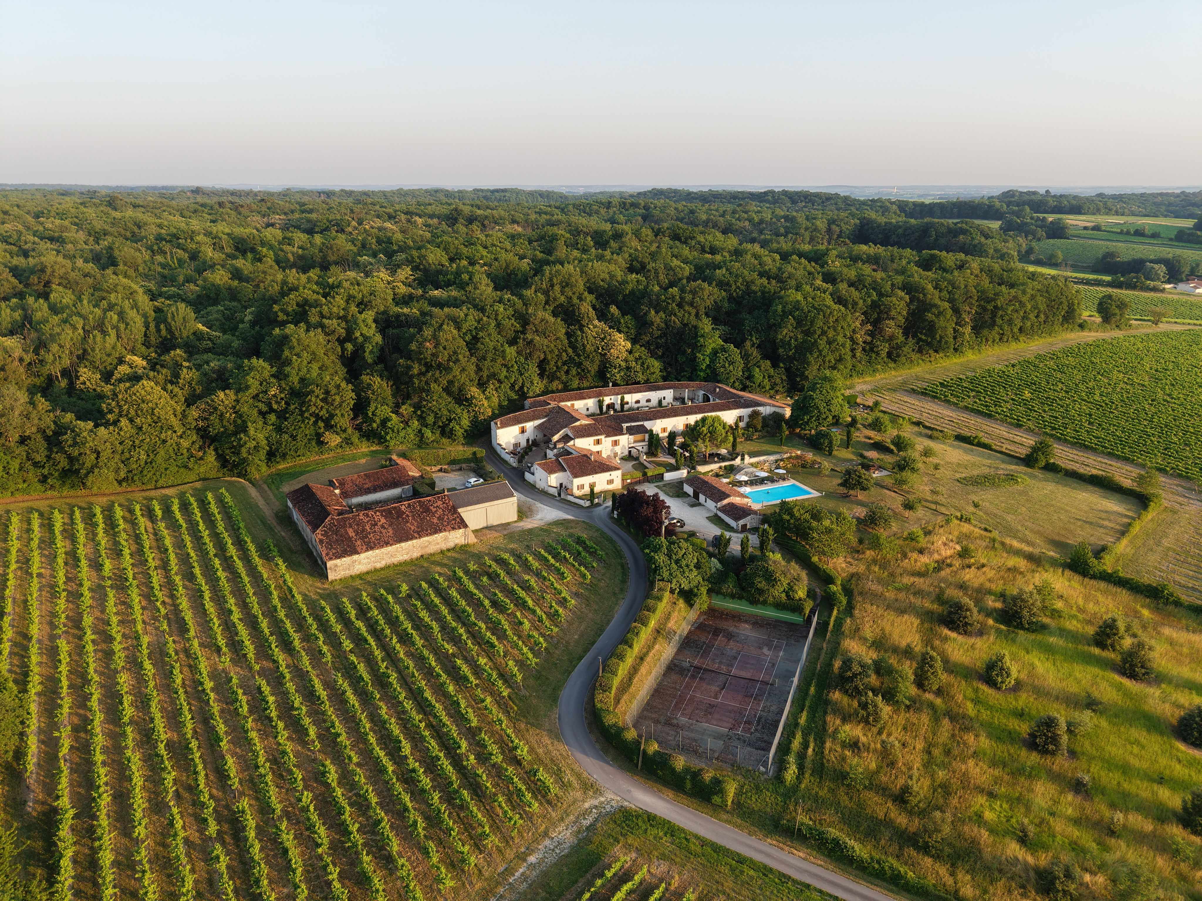 Organiser un offsite CODIR en Charente : hébergement, discrétion et table d'hôtes