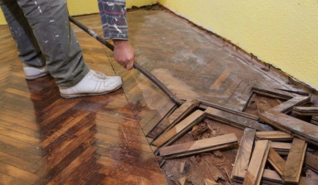 Після заміни підлоги залишилися старий ламінат, паркет і плінтуси: куди їх подіти