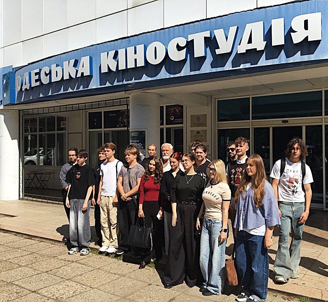 Відкриваючи світ кіно: здобувачі Міжнародного університету відвідали Одеську кіностудію / Exploring the World of Cinema: International University Students Visit Odesa Film Studio
