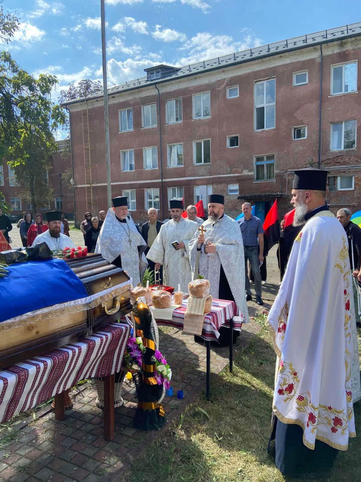 На Рахівщині попрощалися з Героєм України Володимиром Ковальовим 