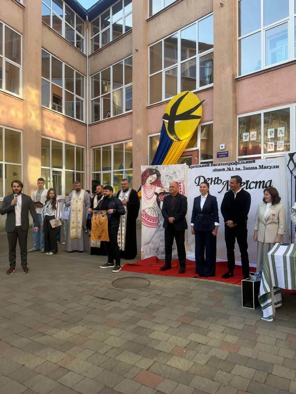 Благочинний Хустсько-Тячівського благочиння протоієрей Ігор Пістун благословив ліцеїстів