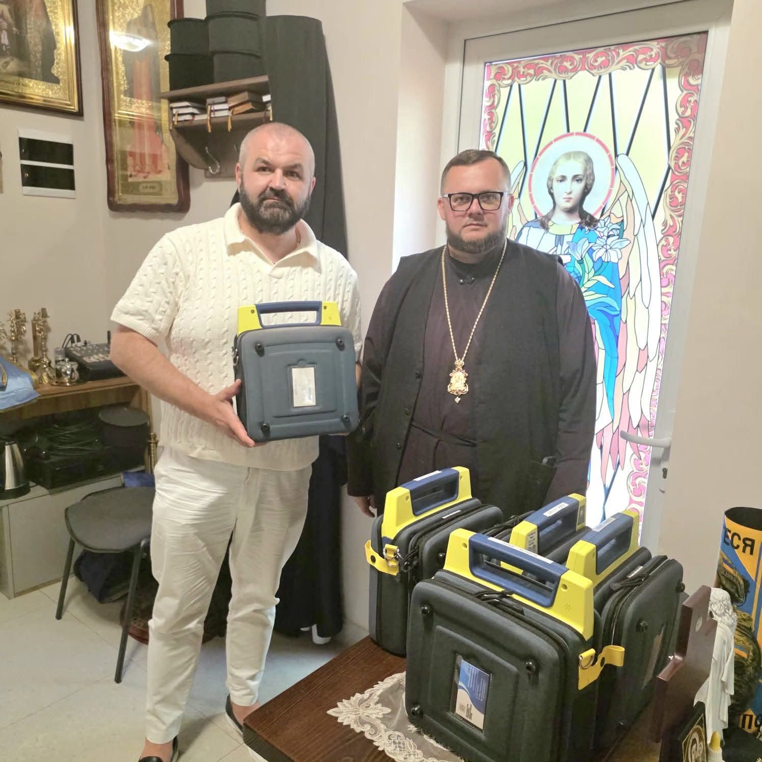 Владика Варсонофій передав медикам пʼять портативних дороговартісних дефібриляторів